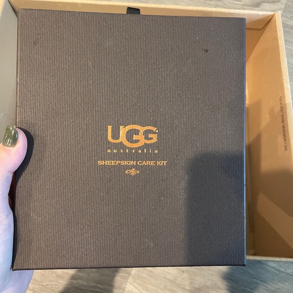 Ugh boots size 8 - Picture 4 of 7